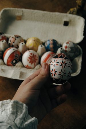 Писанка кольорова з орнаментом