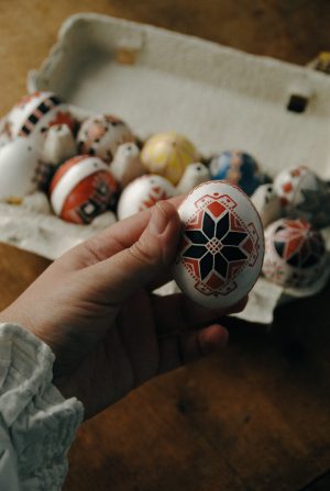 Писанка кольорова з орнаментом