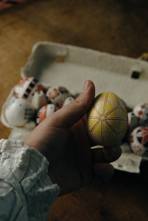 Писанка кольорова з орнаментом