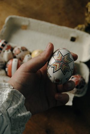 Писанка кольорова з орнаментом