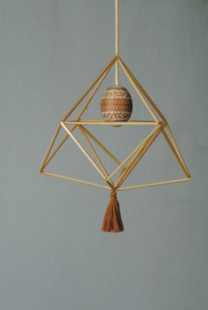 Соломʼяний підвіс «павук» з писанкою