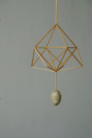 Соломʼяний підвіс «павук» з писанкою