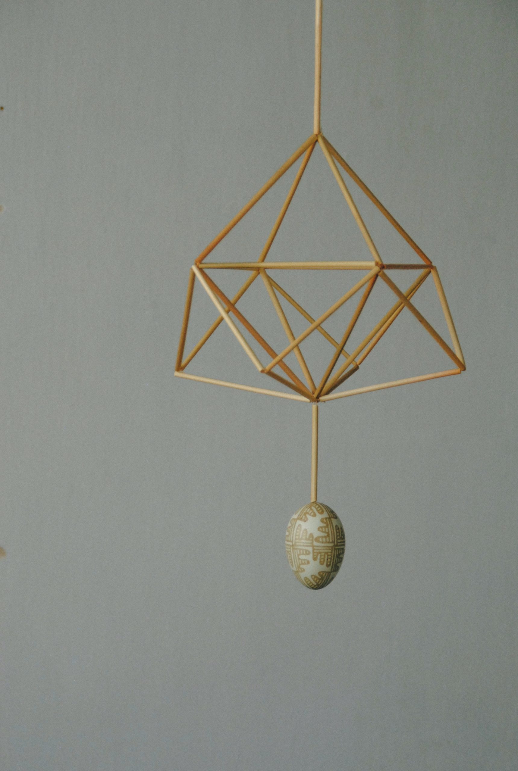 Соломʼяний підвіс «павук» з писанкою