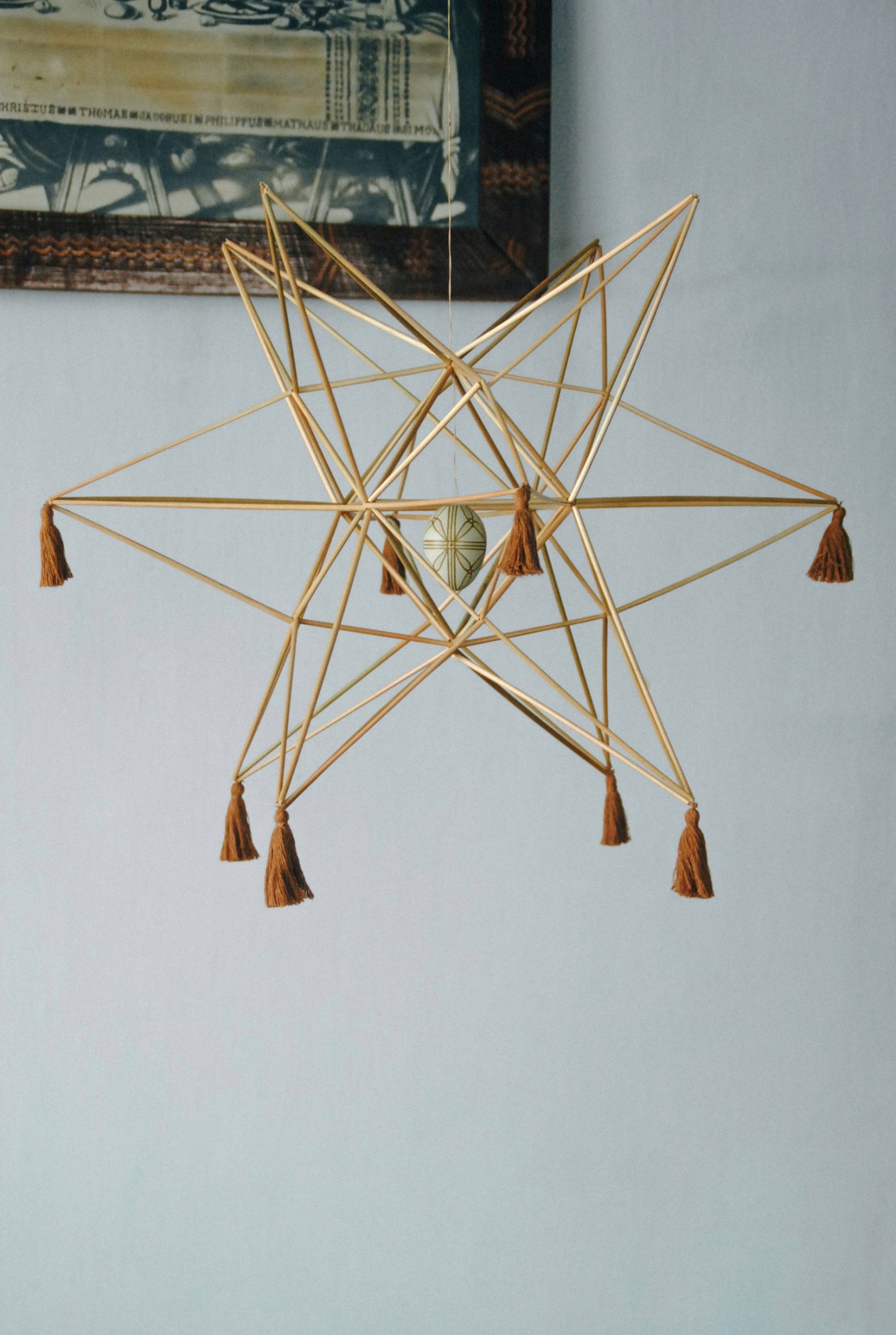 Соломʼяний підвіс «павук» з писанкою