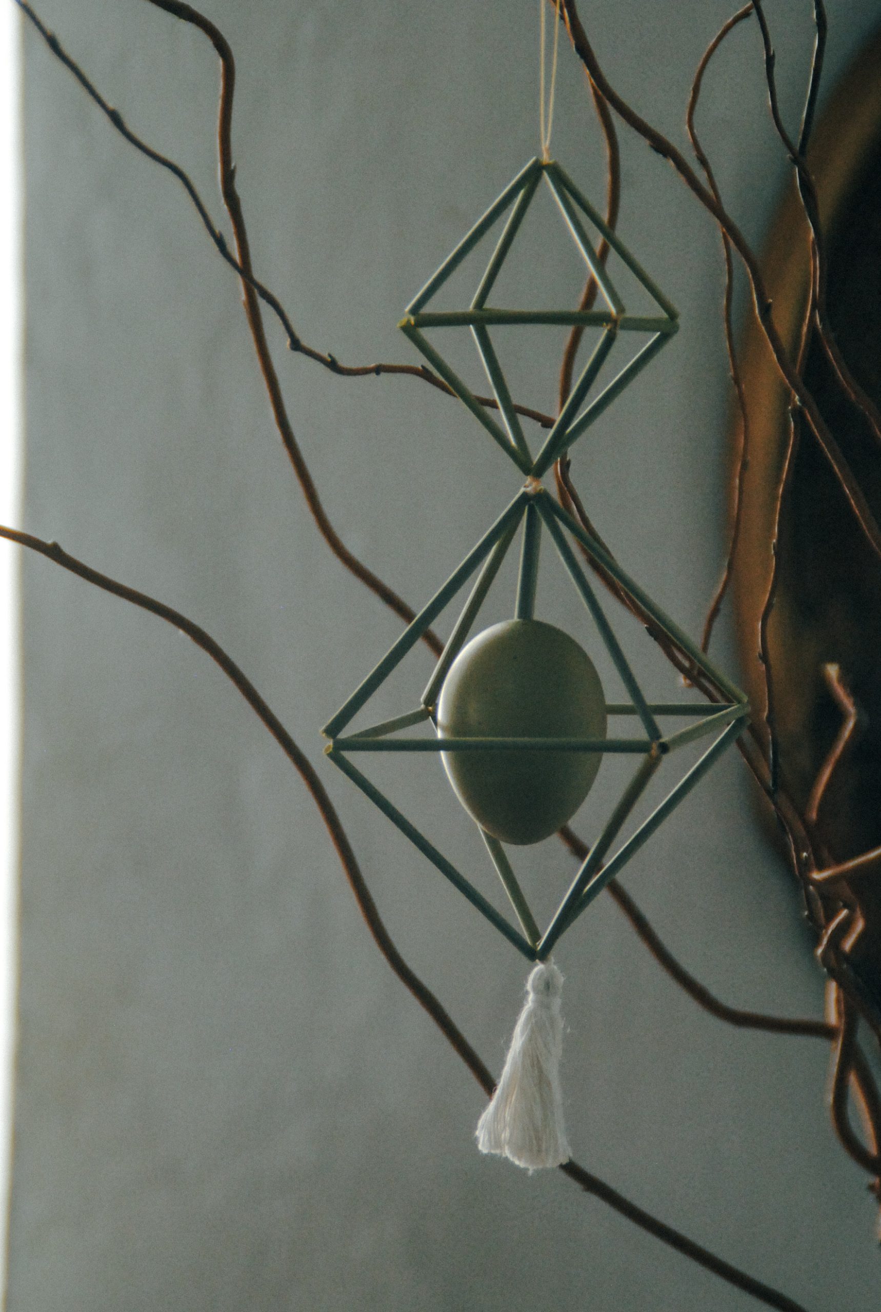 Соломʼяний підвіс «павук» з видутим яйцем