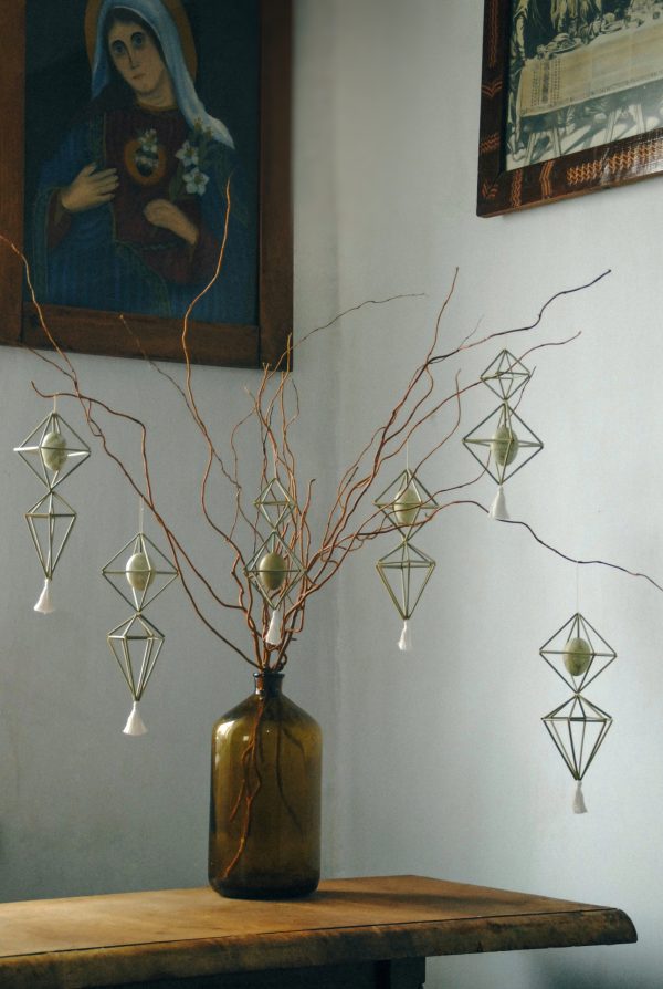 Соломʼяний підвіс «павук» з писанкою