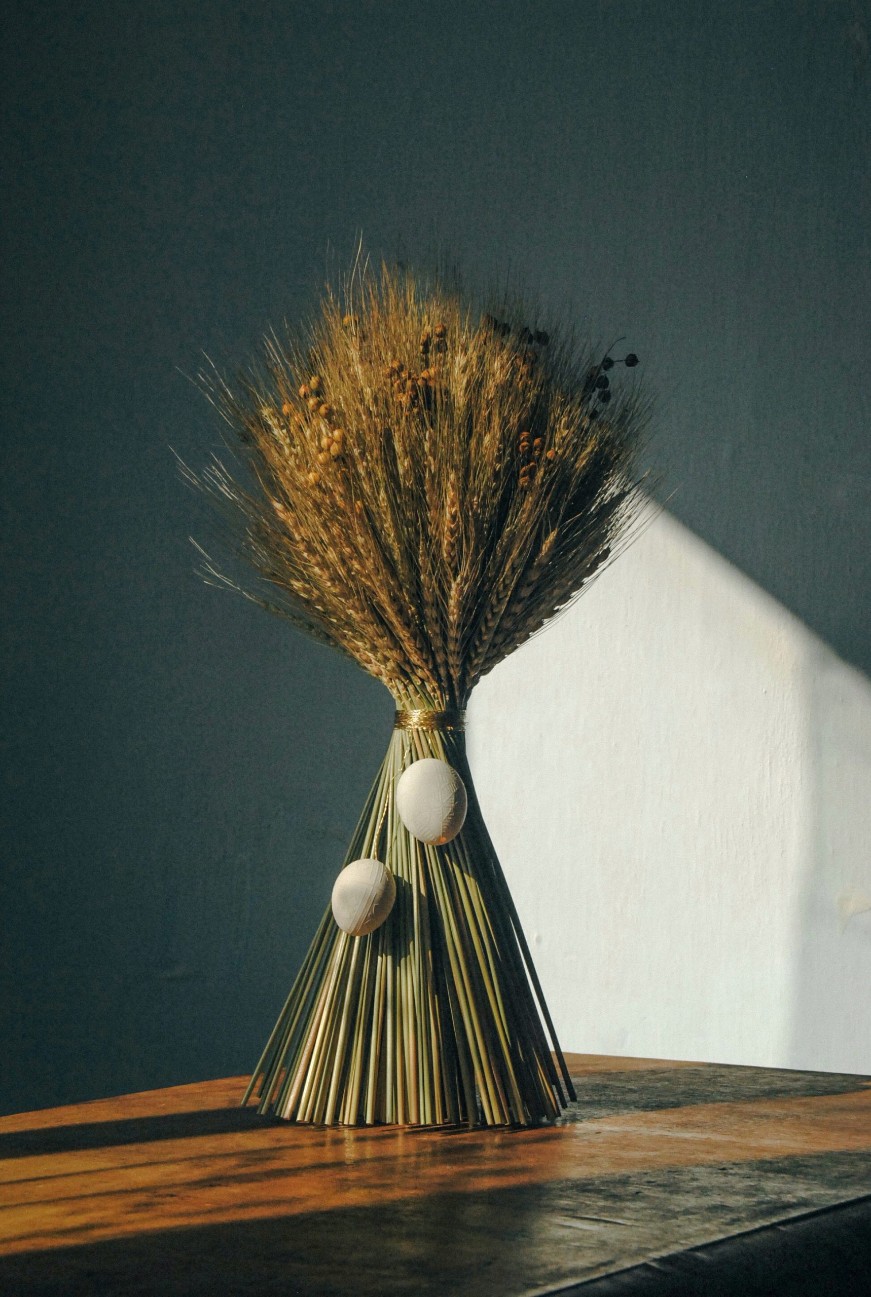 Сніп з писанками