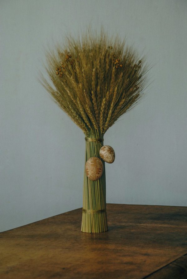 Сніп з писанками