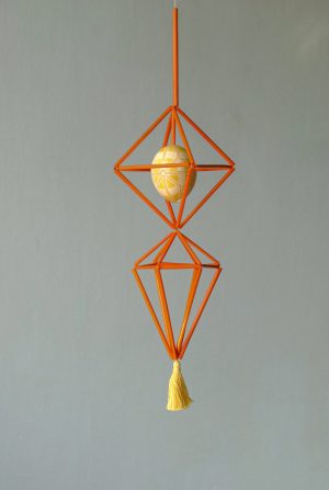 Соломʼяний підвіс «павук» з кольоровою писанкою