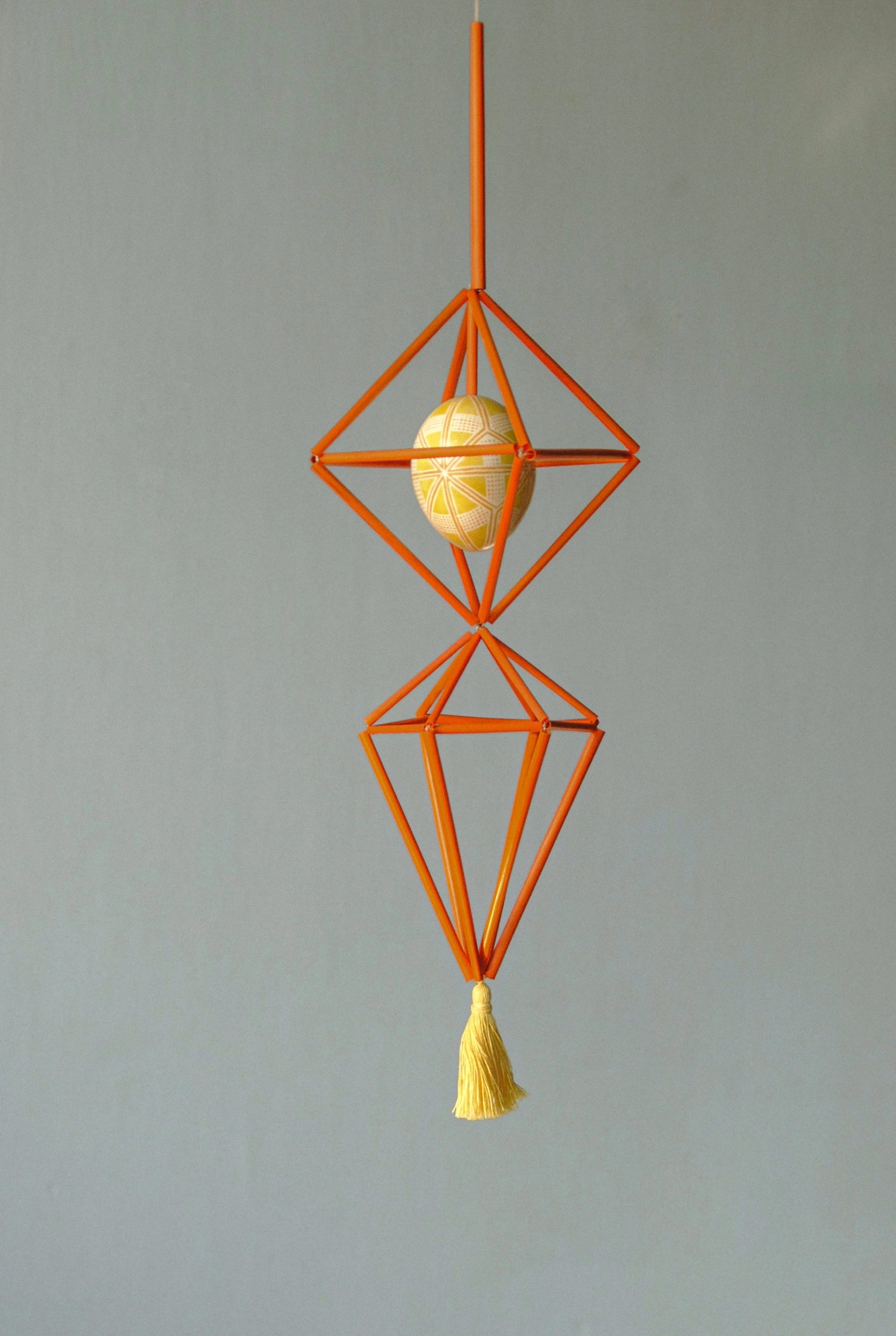 Соломʼяний підвіс «павук» з кольоровою писанкою