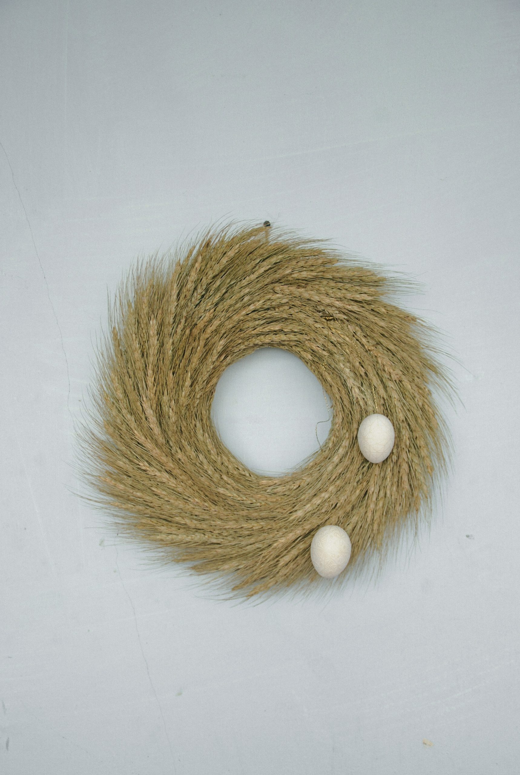 Вінок із пшениці з білими писанками