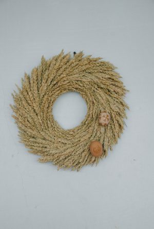 Вінок із пшениці з коричневими писанками